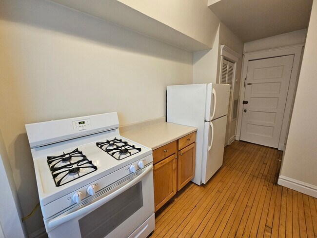 Building Photo - 3800 N Wilton Ave
