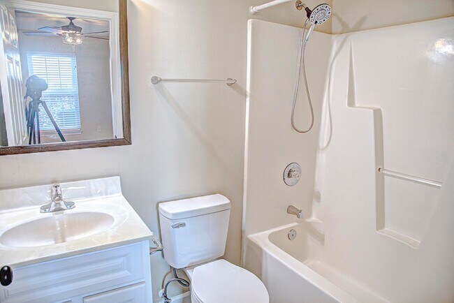 Building Photo - Two bedroom 2 bath apartment available