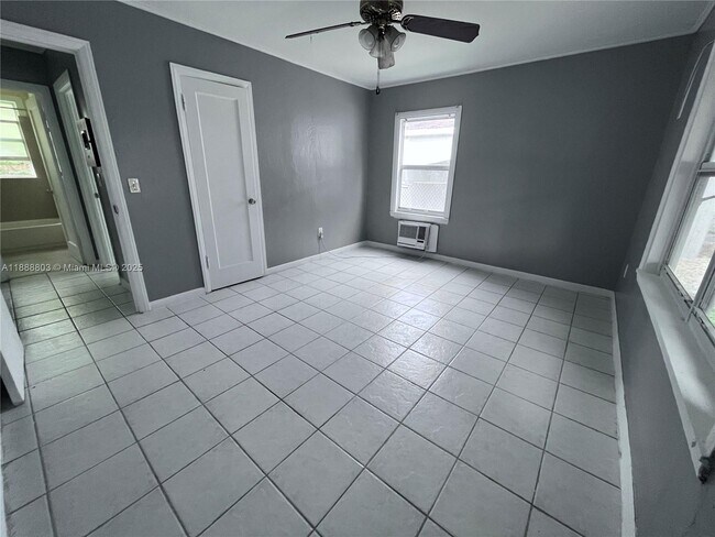 Building Photo - 1572 NE 135th St