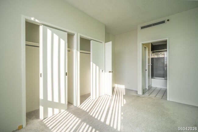 Building Photo - Luxury High-Rise Living on the 38th Floor