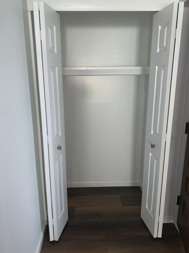 Building Photo - BEAUTIFUL 2 BED CONDO IN HEART OF LIVONIA