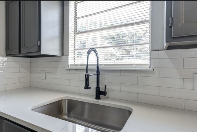 Building Photo - Newly remodeled 3 bad 2 bath near South Lo...