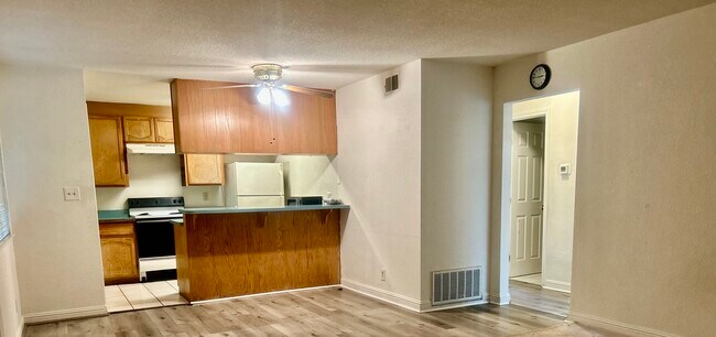 Building Photo - 2025 Benita Dr