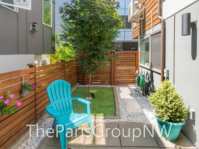 Building Photo - Stunning Mod 3BR+Den, 3.5BA Townhome * XL Roof Deck *A/C ++