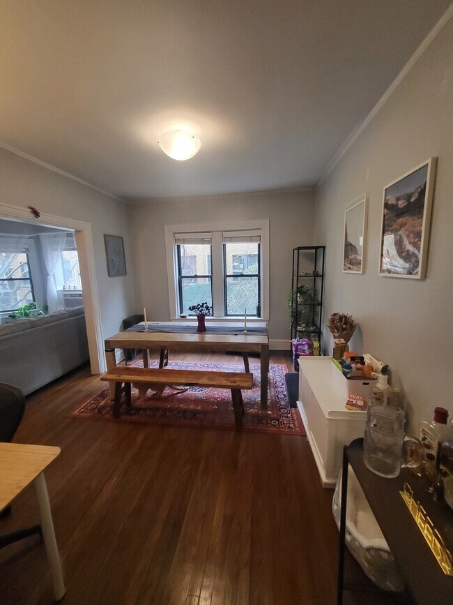 Building Photo - 547 W Brompton Ave