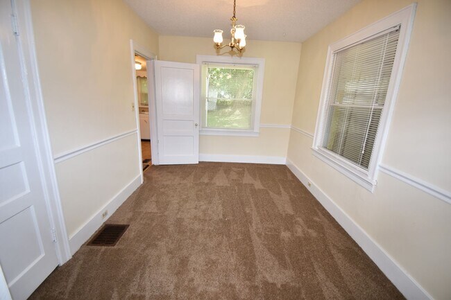 Building Photo - Large 2 Bedroom Home For Rent Near Madison Street!