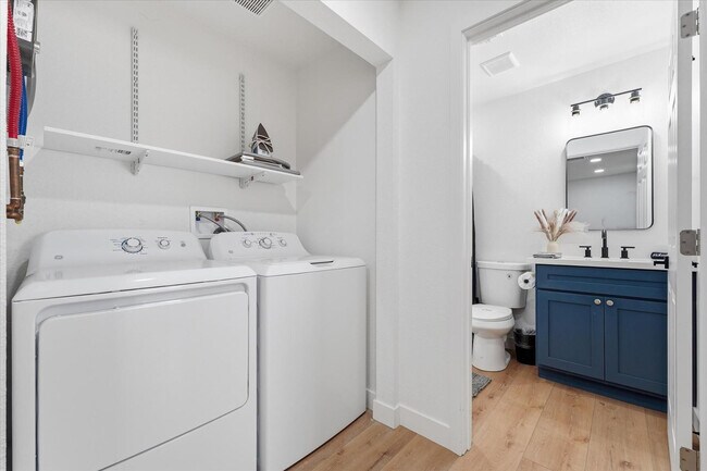 Building Photo - 1548 N Upland Cir