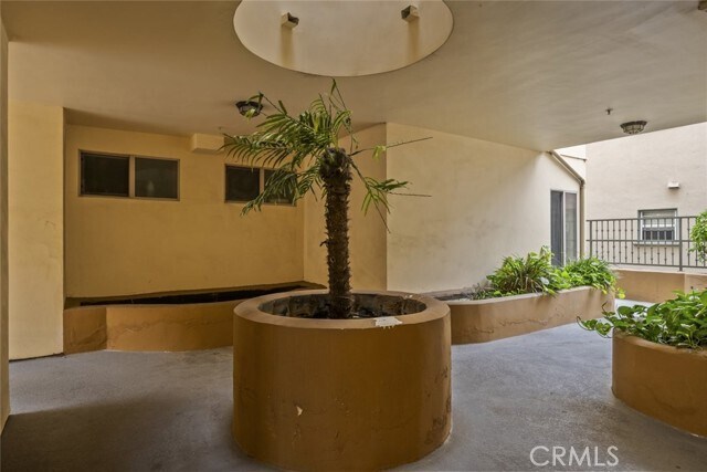 Building Photo - 231 E Burbank Blvd