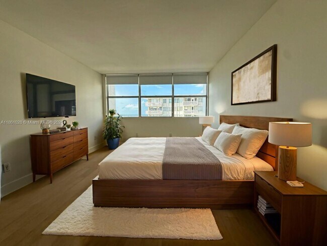 Building Photo - 1420 Brickell Bay Dr