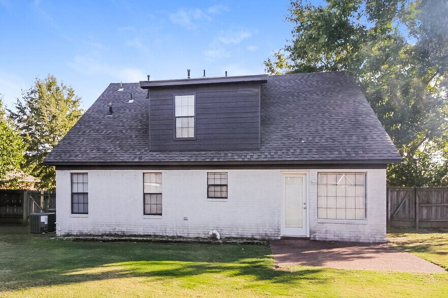 Building Photo - 5030 Baywood Dr