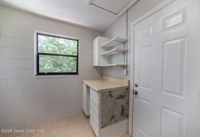 Building Photo - 2285 Dolphin Rd