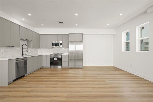 Building Photo - 910 N Hudson Ave