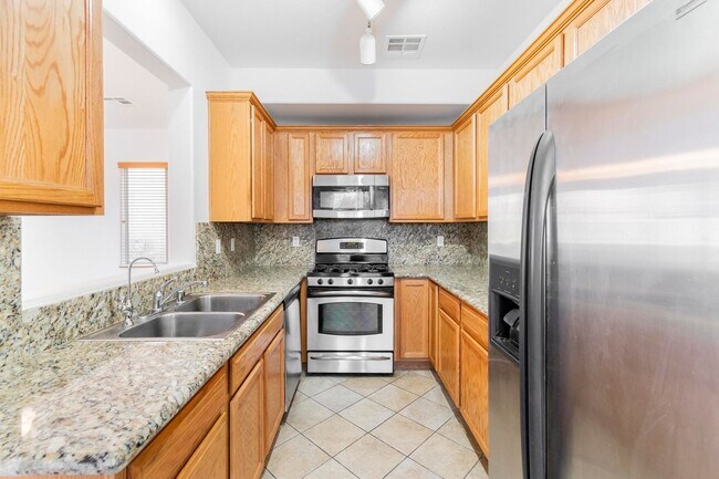 Building Photo - 3 bedroom home in gated community