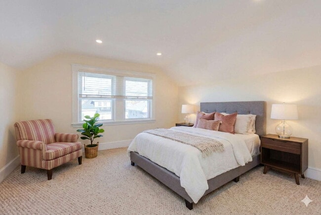 Building Photo - Stunning, Renovated, Spacious 2 Bed / 1 Bath in North Quincy