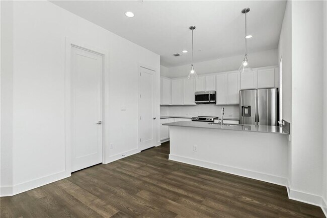 Building Photo - 2050 Lohmans Spur Rd