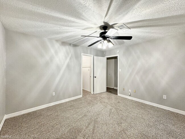 Building Photo - 3 br, 3.5 bath House - 4807 Country Club Vw