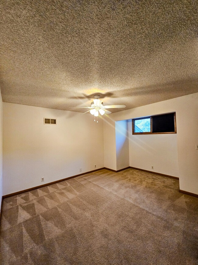 Building Photo - 101 E Hale Lake Rd