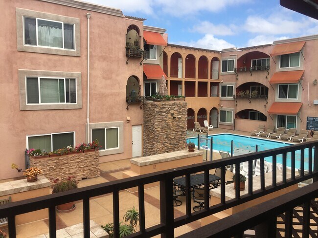 Building Photo - 1 Bedroom Condo in North Pacific Beach!