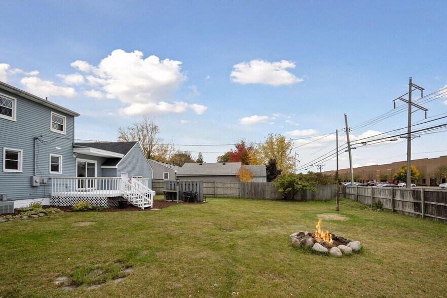 Building Photo - 5060 Hughes Ave NE