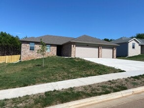 Building Photo - Great spacious home in Willard