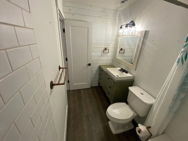 Building Photo - Must see! Conveniently located 3 bedroom with pets considered