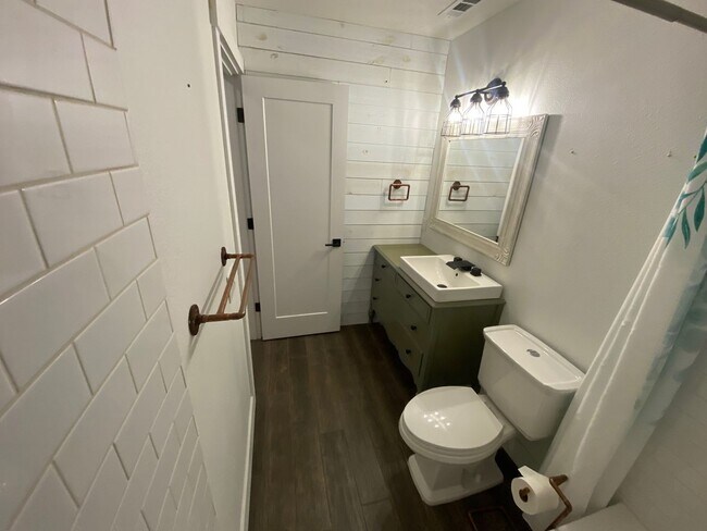 Building Photo - Recently Updated Corner Lot Home- Move in Today!