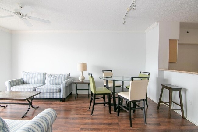 Building Photo - 616 Clearwater Park Rd