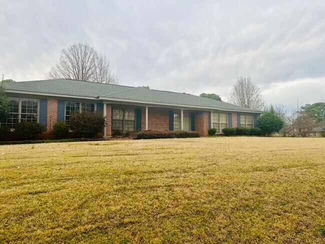Building Photo - Nice 3 Bed 2 Bath! Available Fall 2026!