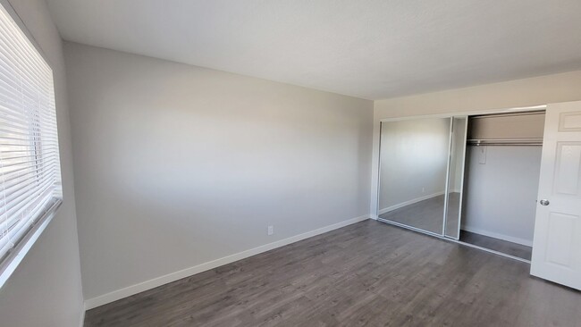 Building Photo - 2 bedroom, 1.5 bath townhome with 2 parkin...