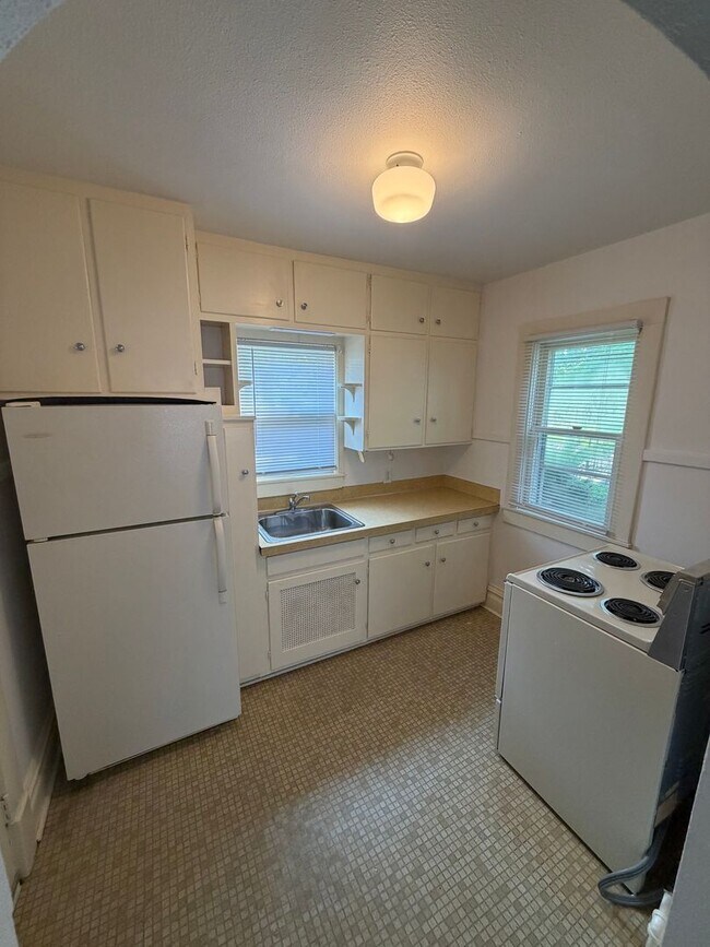 Building Photo - 702 Bertch Ave