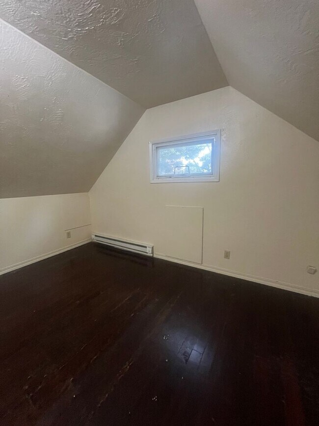 Building Photo - 3-Bedroom 1-Bathroom two story unit