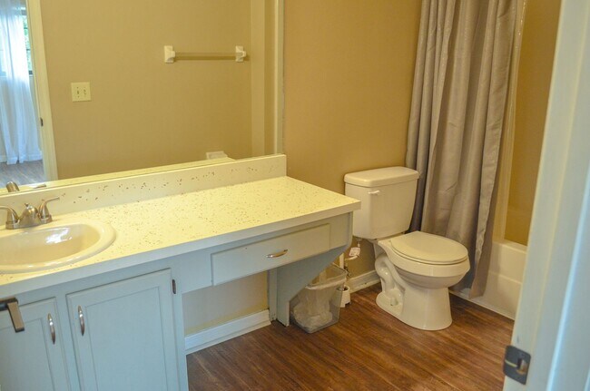 Building Photo - FIRST MONTH FREE! Rockwood Villas 3 bedroom 3 bath