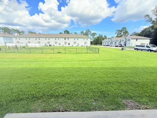 Building Photo - 3 Bed/2.5 Bath Townhome - Prime Pensacola ...