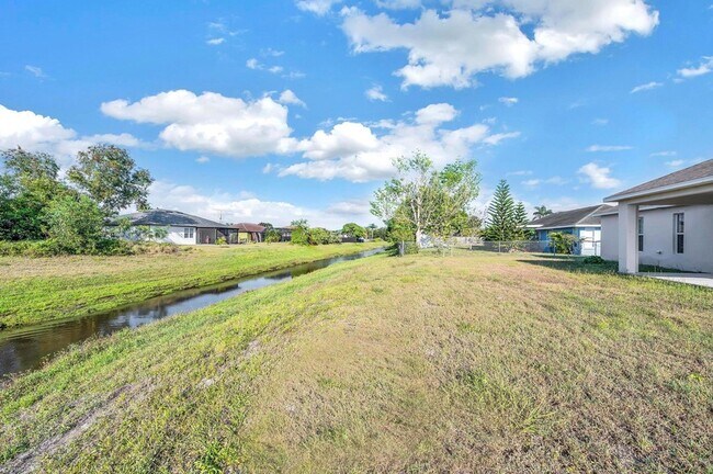 Building Photo - 446 SW S Quick Cir