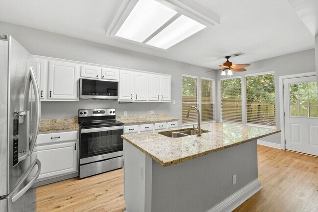Building Photo - Charming 4-Bed in Clear Lake ISD – Move-In...