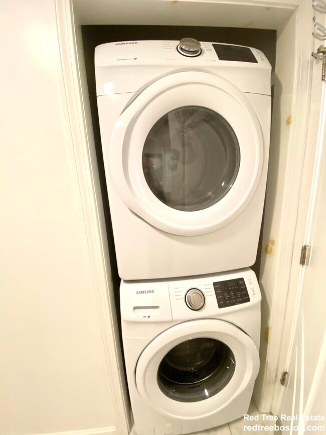 Building Photo - 669 Saratoga St