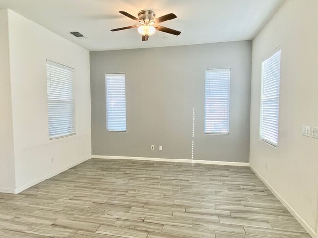 Building Photo - AVAILABLE BY 6/19/26. 4 BED, 2.5 BATHS, 1763 SQ FT STAINLESS STEEL APPLIANCES INCLUDED