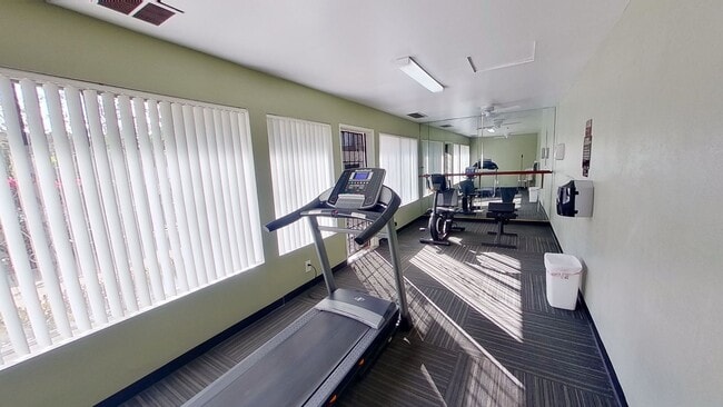 Building Photo - 583 N Tustin Ave