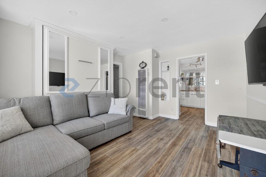 Building Photo - 2613 Mission Blvd