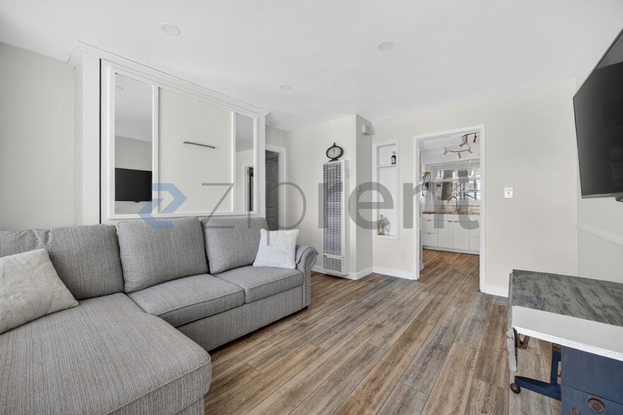 Building Photo - Unit 2
