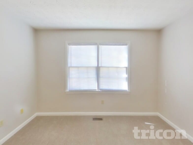 Building Photo - 15 Gregory Ln