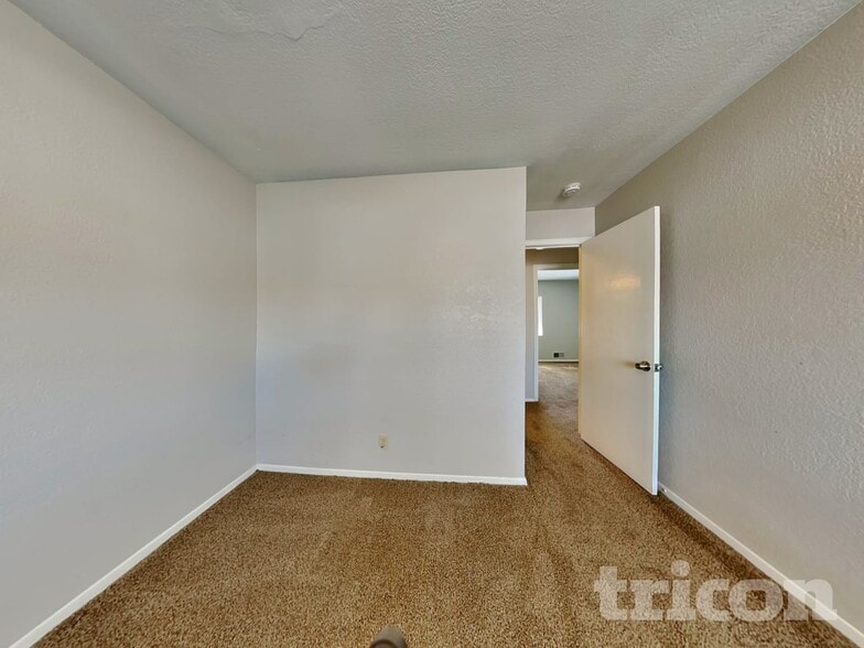 Building Photo - 1370 University Terrace