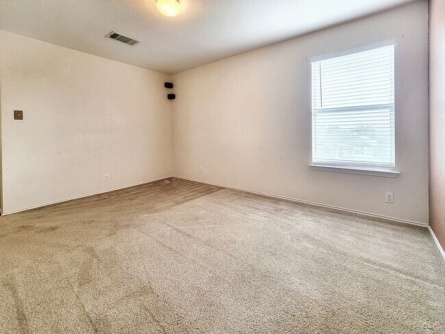 Building Photo - Charming 3/BR 2.5/BA Home with Bright Inte...