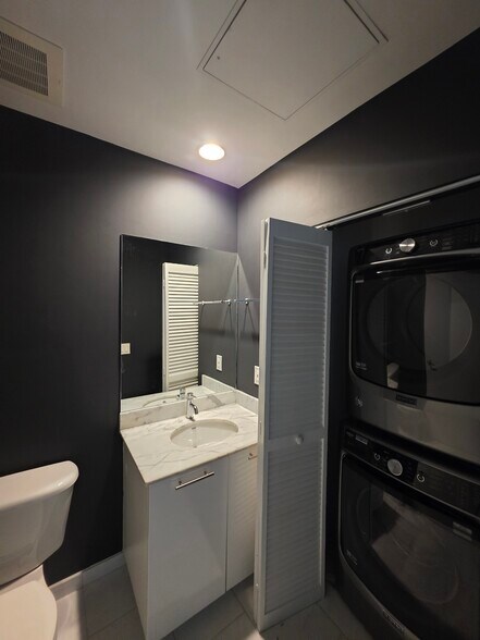 Building Photo - 950 Brickell Bay Dr