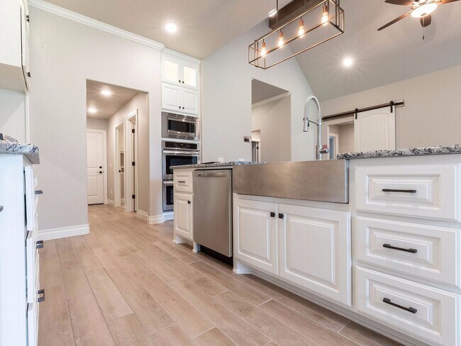 Building Photo - Beautiful Home - 4 Bedroom, 3 Bathroom with Bonus Room in East Edmond