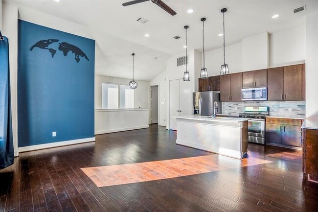 Building Photo - 3208 N MacGregor Way