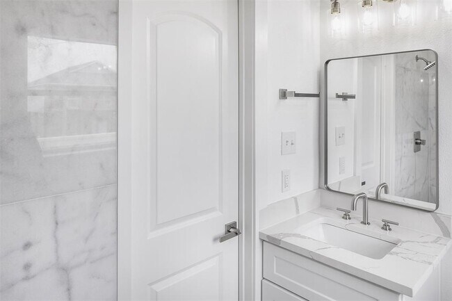 Building Photo - 971 Mary Ann