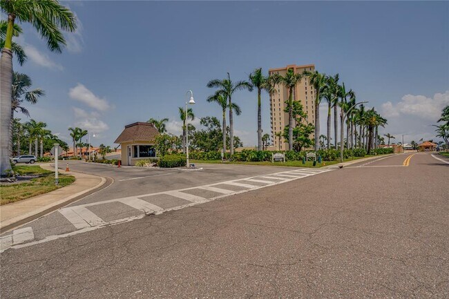 Building Photo - 4900 Brittany Dr S
