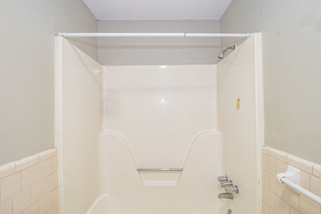 Building Photo - 404 -23 Thompsonville Lane