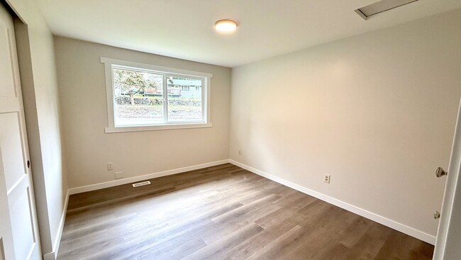 Building Photo - 4 Bedroom home + Yard - Issaquah Schools